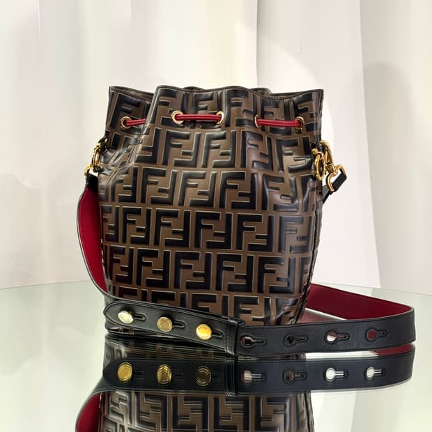펜디 몬트레조 버킷백 FF 레더 스몰