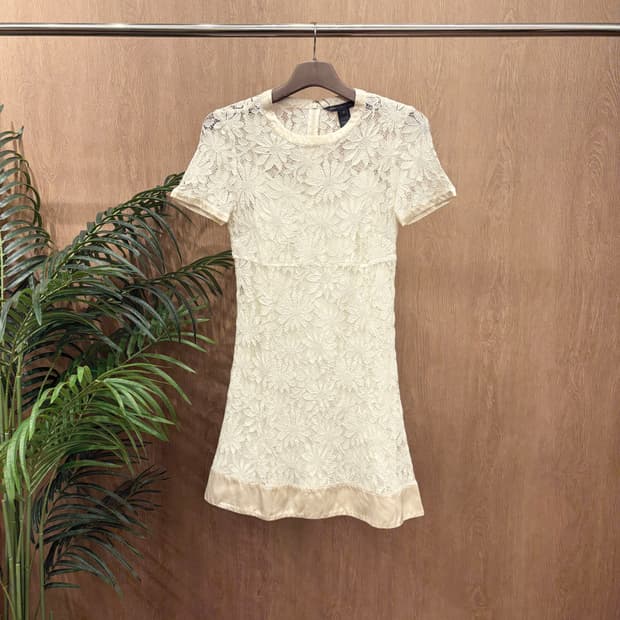 마크 제이콥스 미니 원피스 플라워 레이스 패턴 새틴 밑단 디테일 화이트