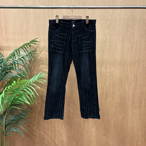 버버리 블랙 라벨 팬츠 그레이 핀 스트라이프 패턴 로고 자수 디테일 블랙
