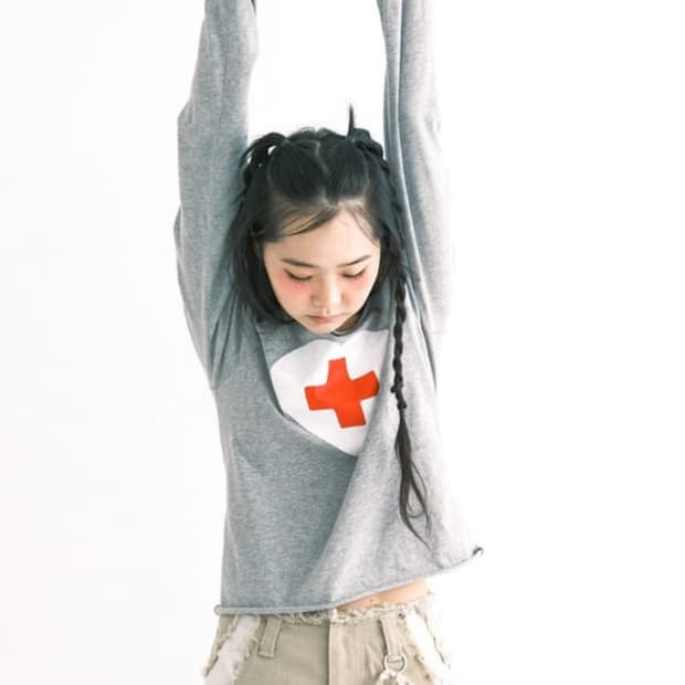 (구함) 샵페어리 크로스 하트 컷 오프 티쳐스 그레이 구해용