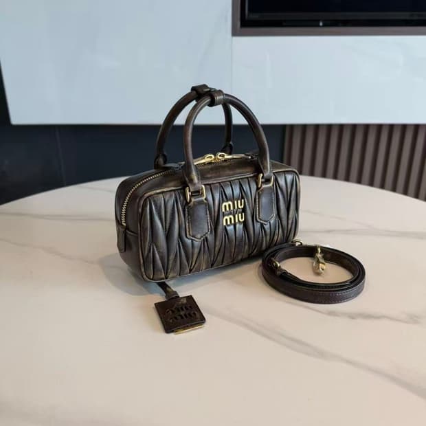 미우 미우 아르카디 마테라쎄 나파 레더 미니백 블랙