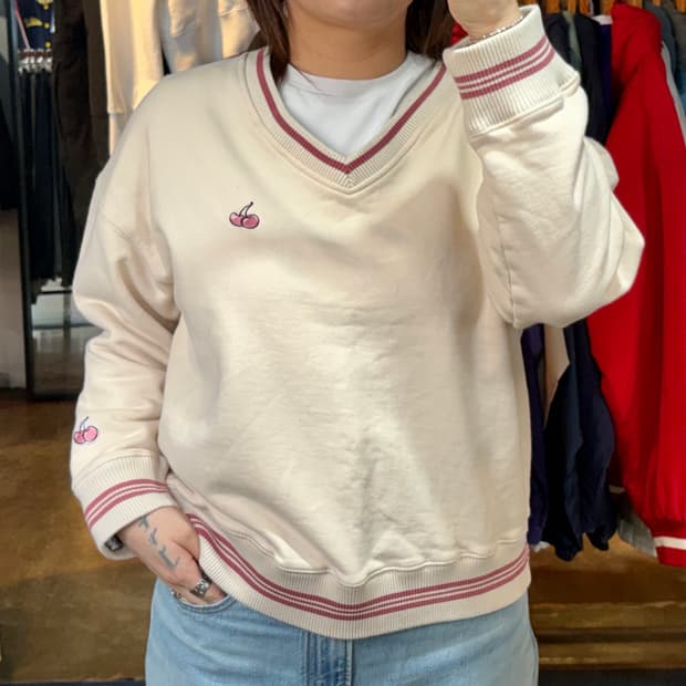 키르시 아이보리 브이넥 맨투맨