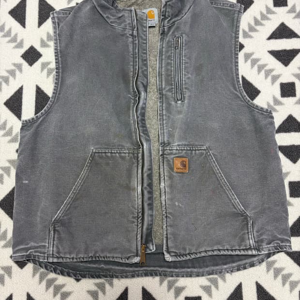 칼하트 V33 GVL 셰르파 안감 샌드스톤 모크 넥 베스트