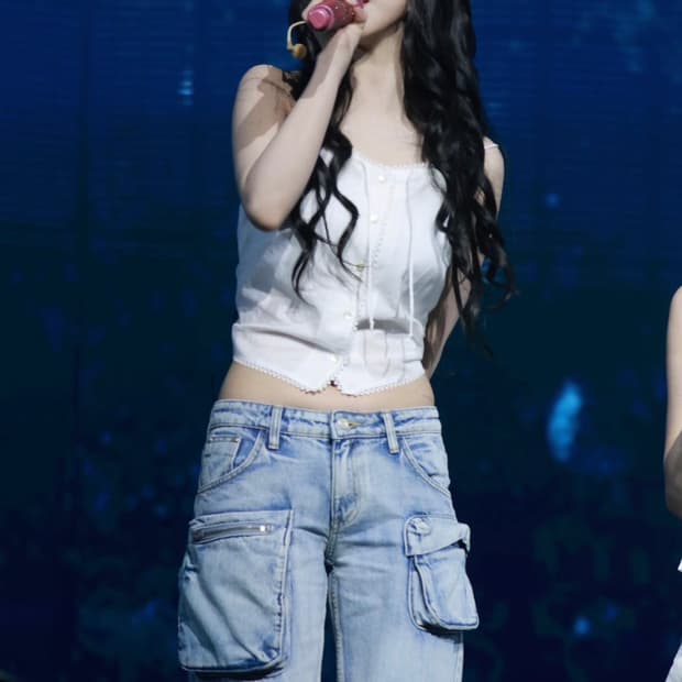 오픈와이와이 카고포켓진 블루 에스파 카리나 착용