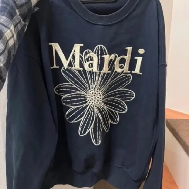 138000 최상급(실착1) 정품 마르디 자수로고 맨투맨