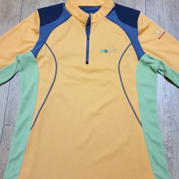 1102 코오롱 아웃도어 반집업 90 사이즈입니다