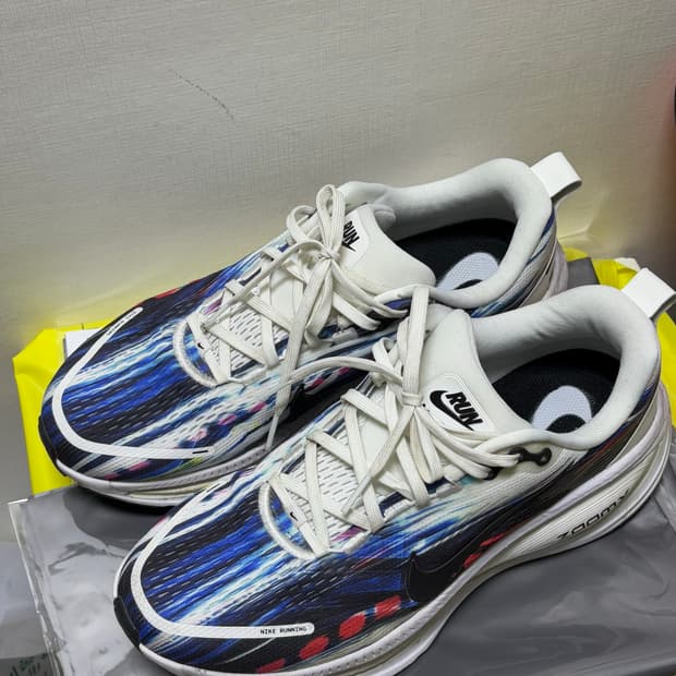 보메로 18 런닝화 275팔아요