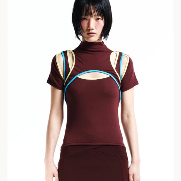 COLOR CONTRAST HALFNECK CUTOUT TEE (BURG