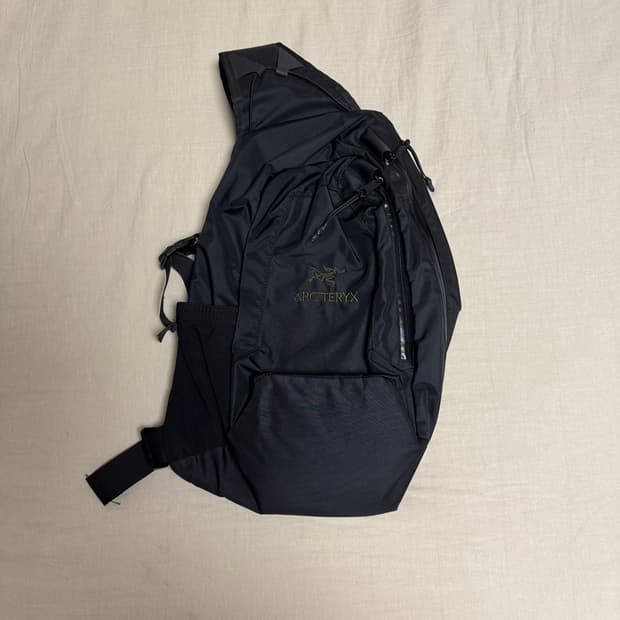 아크테릭스 퀴버 크로스바디 팩 블랙 