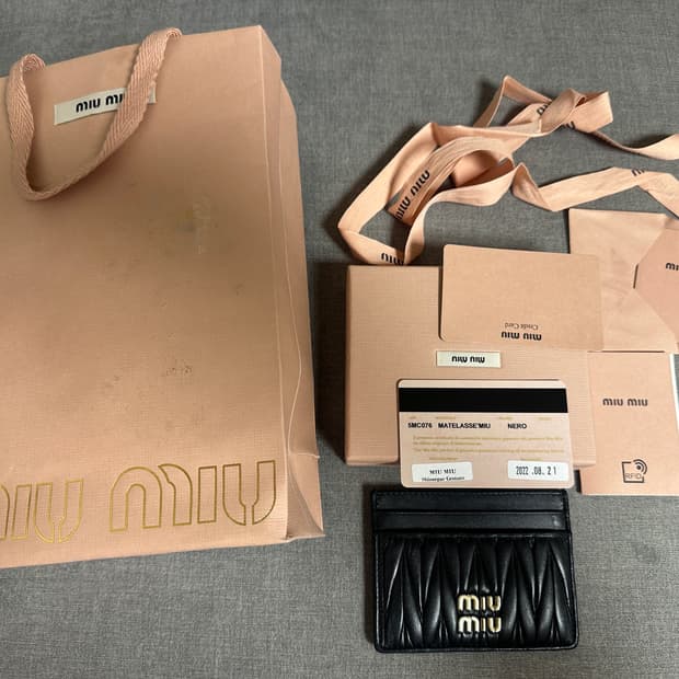 미우미우 마테라쎄 카드지갑 블랙