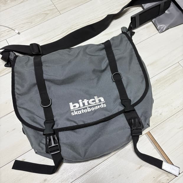 Bitch stateboards 비치스케이트보드 크로스백