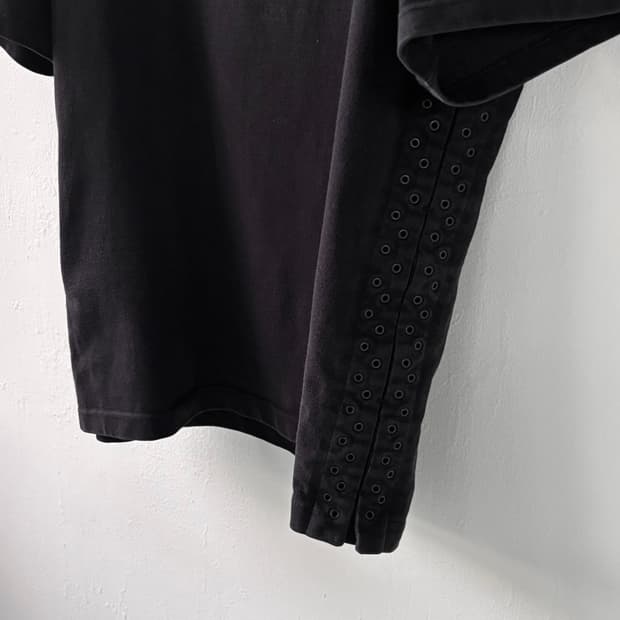 언더커버 아일렛 반팔