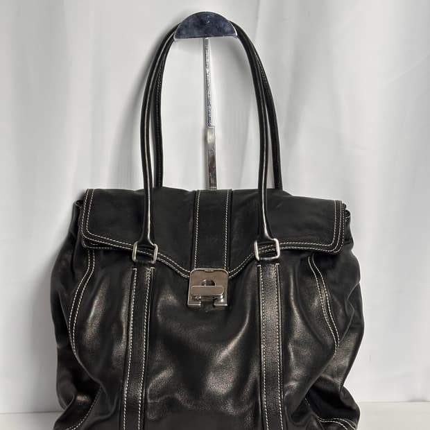 프라다 소프트 레더 토트백 (블랙)