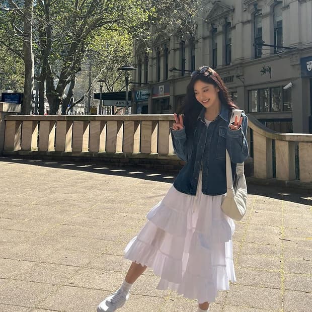 에스파 닝닝 사복패션  호쿠스포쿠스 티어드 스커트 화이트
