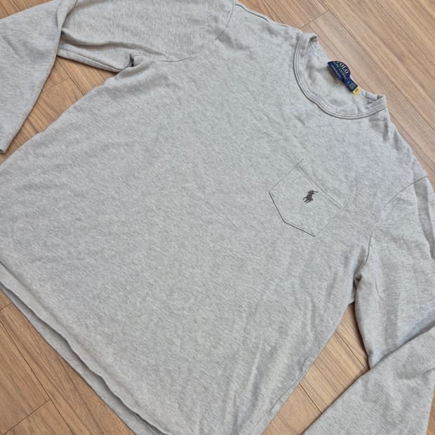 회색 폴로 랄프로렌 남성 긴팔 티셔츠입니다. 가슴 쪽에 작은 포켓이 포인