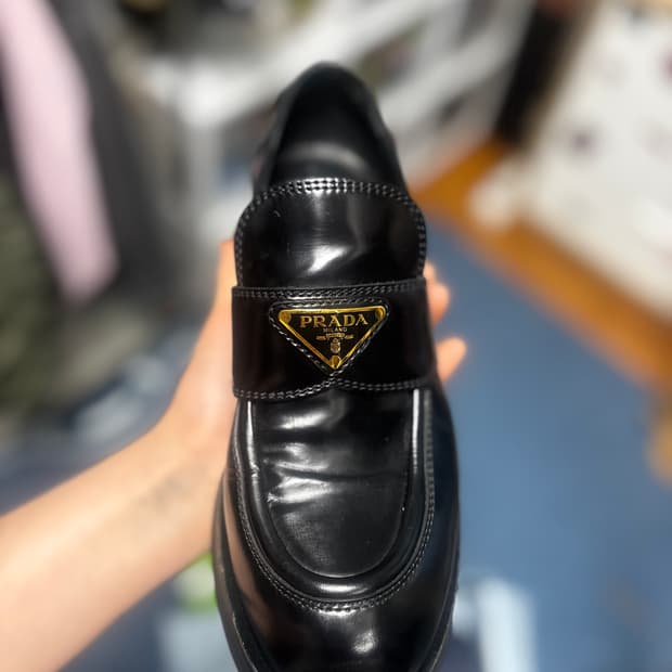 프라다 골드 트라이앵글 로고 로퍼