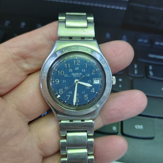 빈티지한 감성의 스와치 메탈 