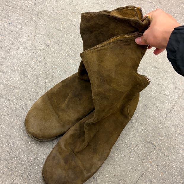 구이디 백지퍼 스웨이드 카멜