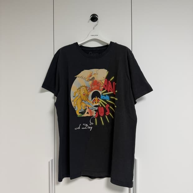 🏷️THRIFTY LOOK "Queen" TEE