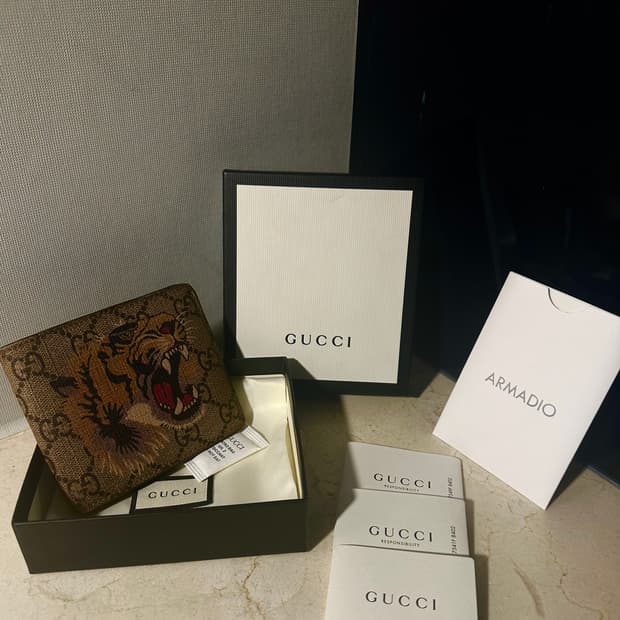구찌 타이거 프린트 지갑 GG 슈프림 베이지 에보니