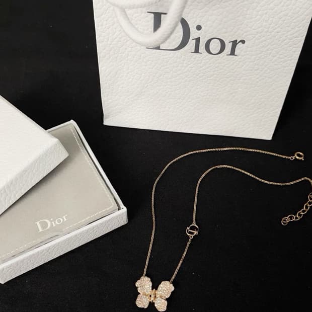 디올 나비 목걸이