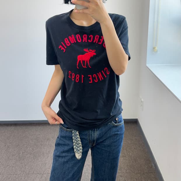 Abercrombie 아베크롬비 레드 스펠아웃로고 블랙 반팔 