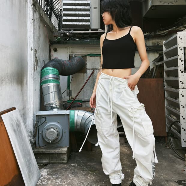혜인서 스트랩 디테일 올 화이트 카고팬츠