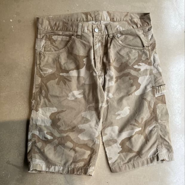 32) Carhartt 포트 카모 하프 팬츠