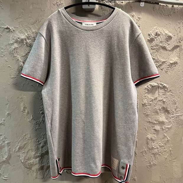 3 톰브라운THOM BROWNE 삼색선 사이드트임 반팔 티셔츠 그레이