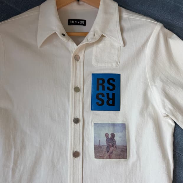 라프시몬스 15ss 로고 레더패치 원포켓 셔츠