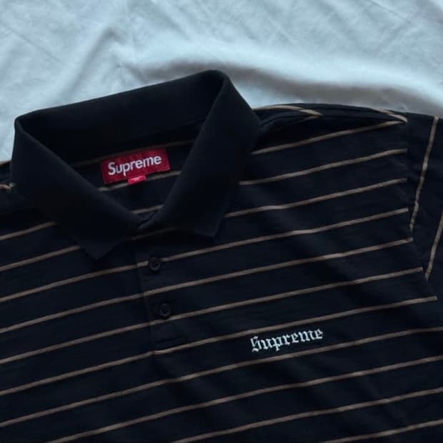 슈프림 x 멜빈스 스트라이프 숏슬리브 폴로 블랙 - 24SS