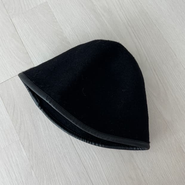 푹 눌러쓰는 동그리 모자