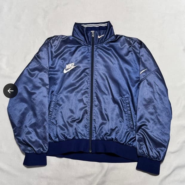 사진 속 나이키 올드스쿨 바람막이 구해요!  라이즈 소희