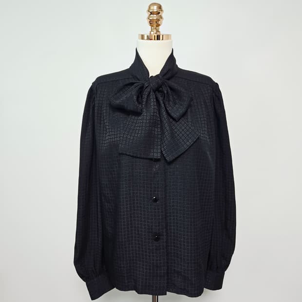 지방시 리본 블랙 로고플레이 블라우스