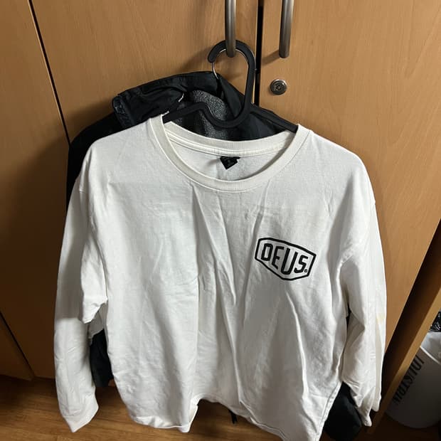 데우스 롱슬리브 화이트
