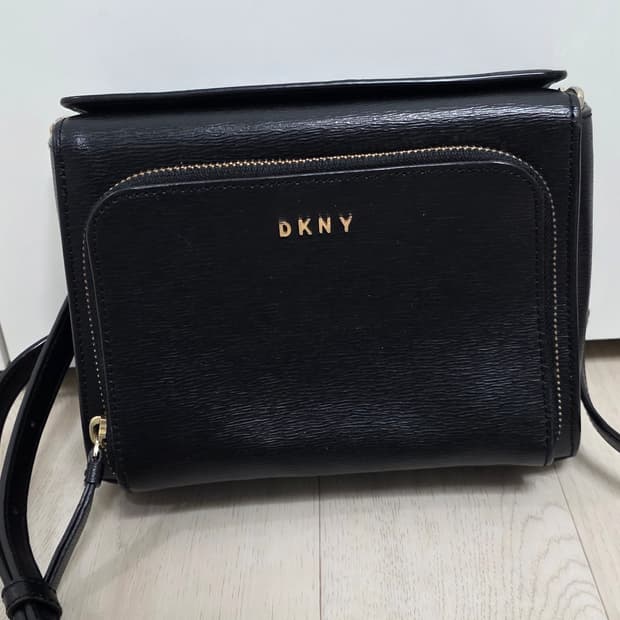 DKNY 블랙 크로스백