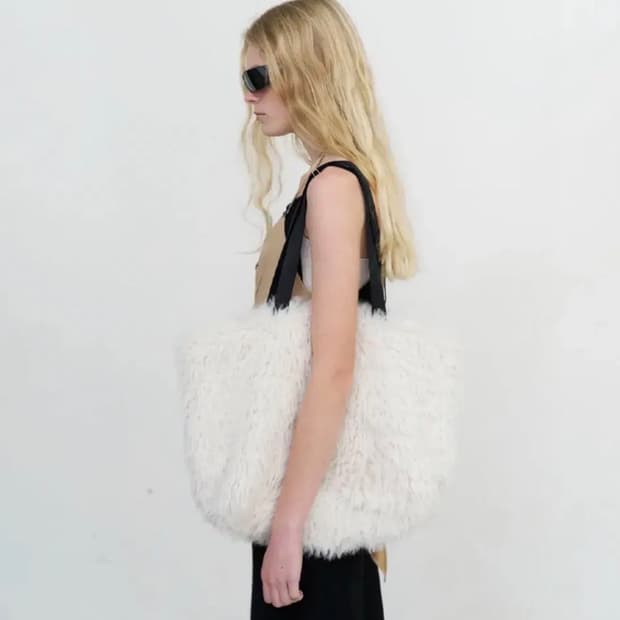 포에토 슬리피 퍼 토트백 화이트