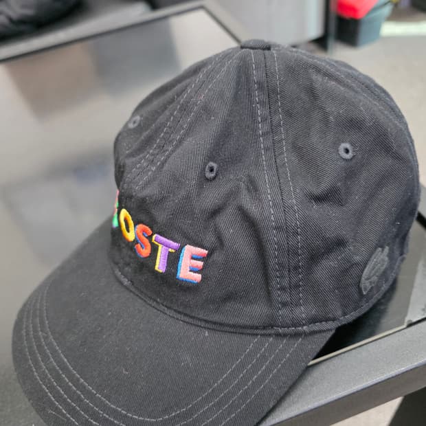 라코스테 멀티컬러 레터링 볼캡