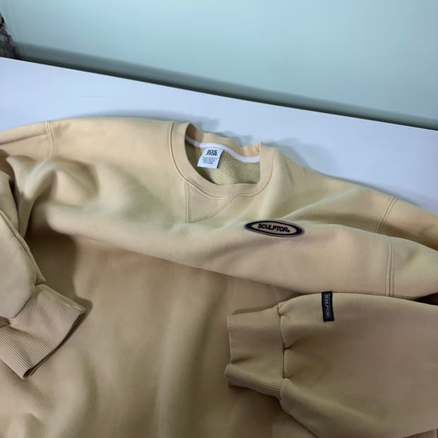 OS 스컬프터 파스텔옐로우 오버핏 에나멜로고 스웻셔츠 맨투맨 남여공용