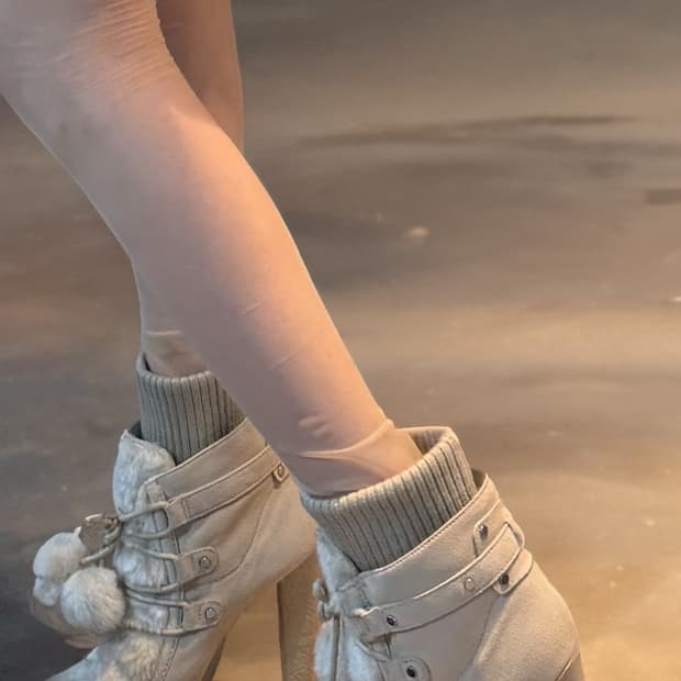 게스 갸루 스타일 아이보리 베이지 퍼 폼폼이 힐 부츠