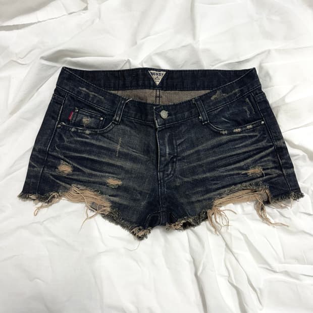 Damaged denim shorts