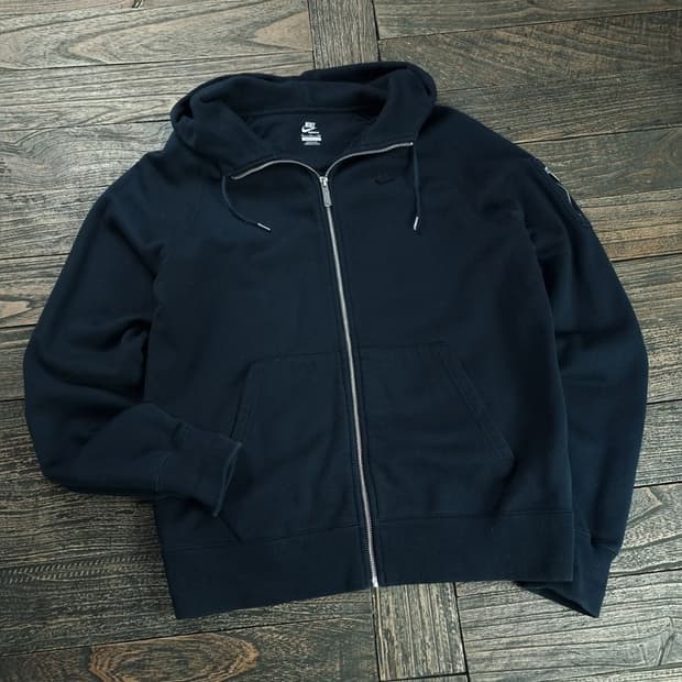 나이키 슬리브 포켓 로고 자수 후드 집업 블랙 M18920