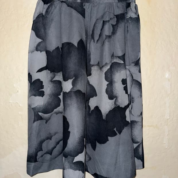 “Unknown” Black rose design skirt