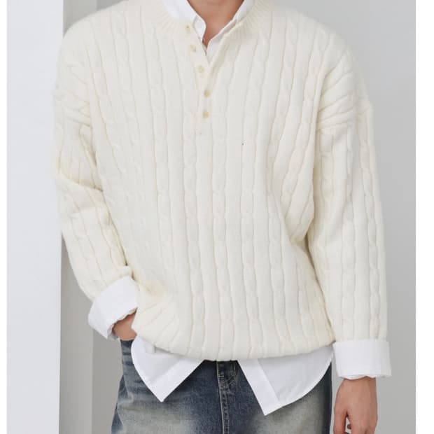 아이보리 꽈배기 니트 헨리넥 팝니다