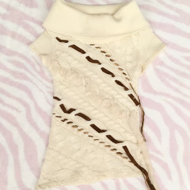 아이보리 사선 퍼 트리밍 터틀넥 꽈배기 니트 페어리 y2k 갸루