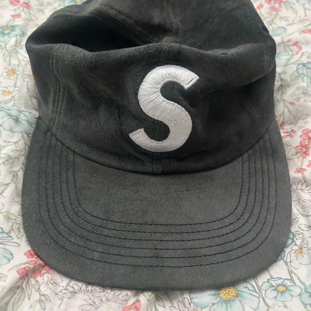 슈프림 스웨이드 재질 모자