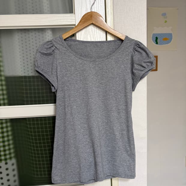 그레이 퍼프 소매 티셔츠