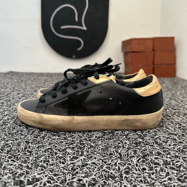 골든구스 슈퍼스타 블랙 스니커즈 35 / 225