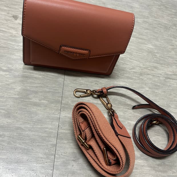 찰스앤키스 미니 크로스백 클레이 S 새상품급 가방