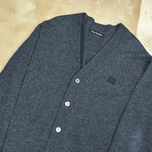 M 아크네 스튜디오 페이스 로고 챠콜 울 가디건